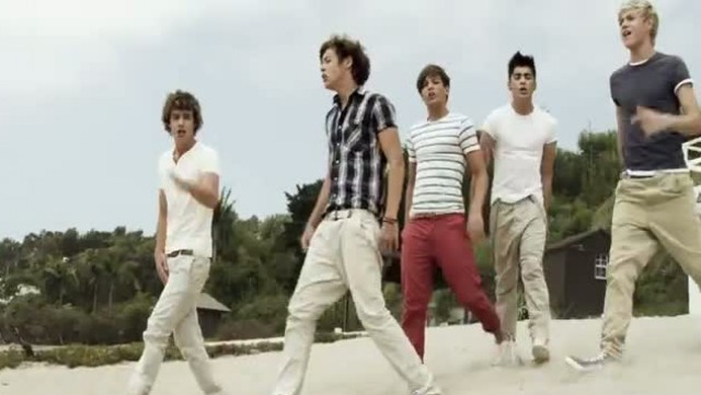 One Direction Barefoot in What Makes You Beautiful video
