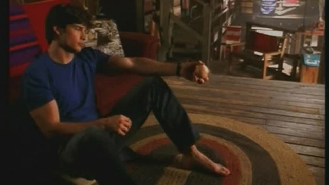 Tom Welling Barefoot on Smallville